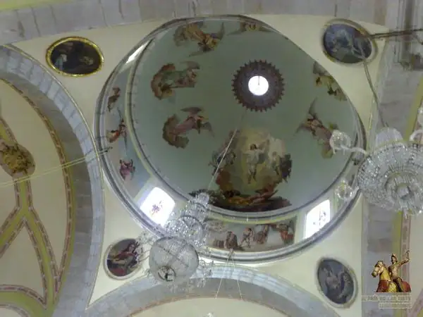 Vista interior de la cúpula principal de la parroquia de Santiago Apóstol.